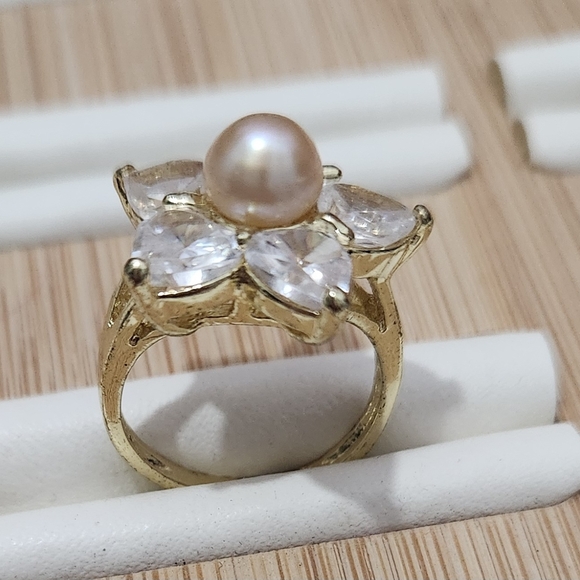 Jewelry - Elegant Gold Pearl and Crystal Ring